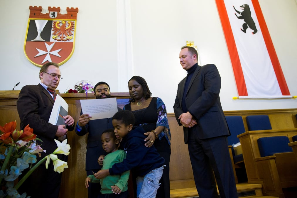 Une famille africaine assiste a la ceremonie de naturalisation a berlin