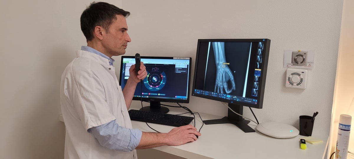 Le Docteur Lambert examine une fracture du poignet à partir du logiciel Gleamer à la clinique de Valmy, à Dijon.