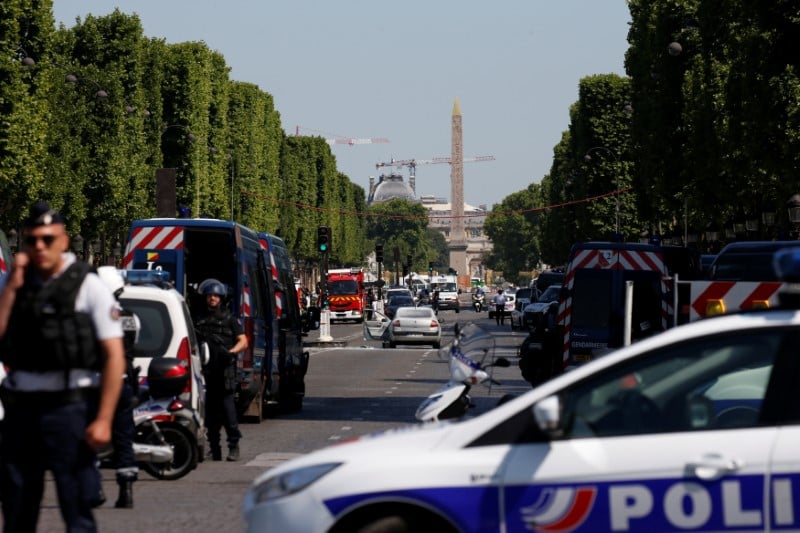 Un vehicule de la gendarmerie percute sur les champs-elysees