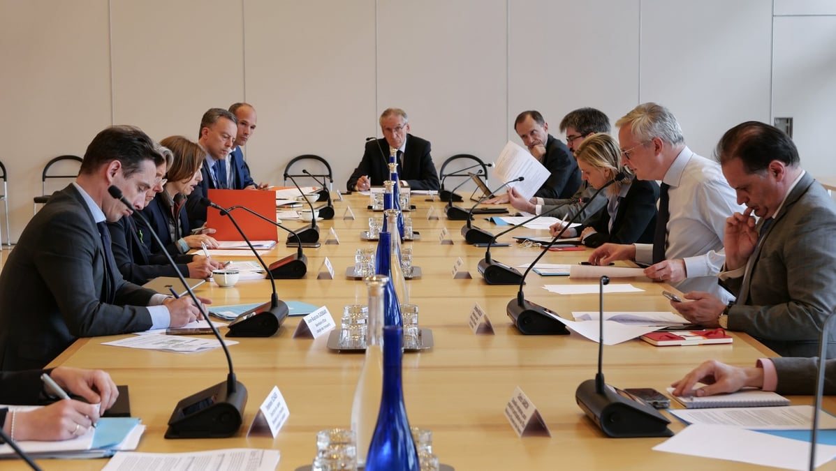 Le ministre de l'Economie Bruno le Maire, en présence des ministres des Armées, Florence Parly, de la Transition écologique et solidaire, Élisabeth Borne et des Transports Jean-Baptiste Djebbari, finalise le plan aéronautique qui sera présenté mardi par Emmanuel Macron