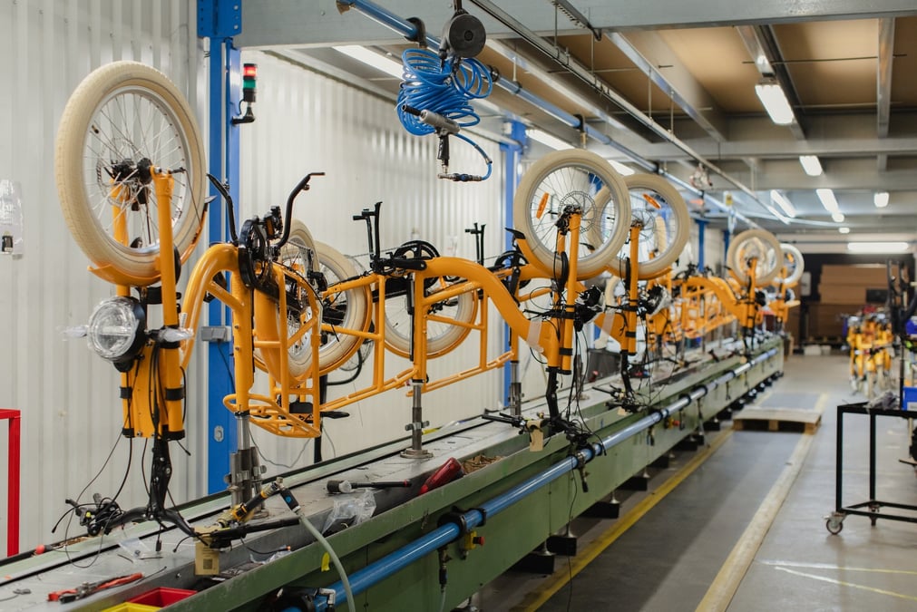 Depuis fin octobre, le parisien Gaya assemble ses vélos-cargos électriques en Vendée chez Arcade Cycles.