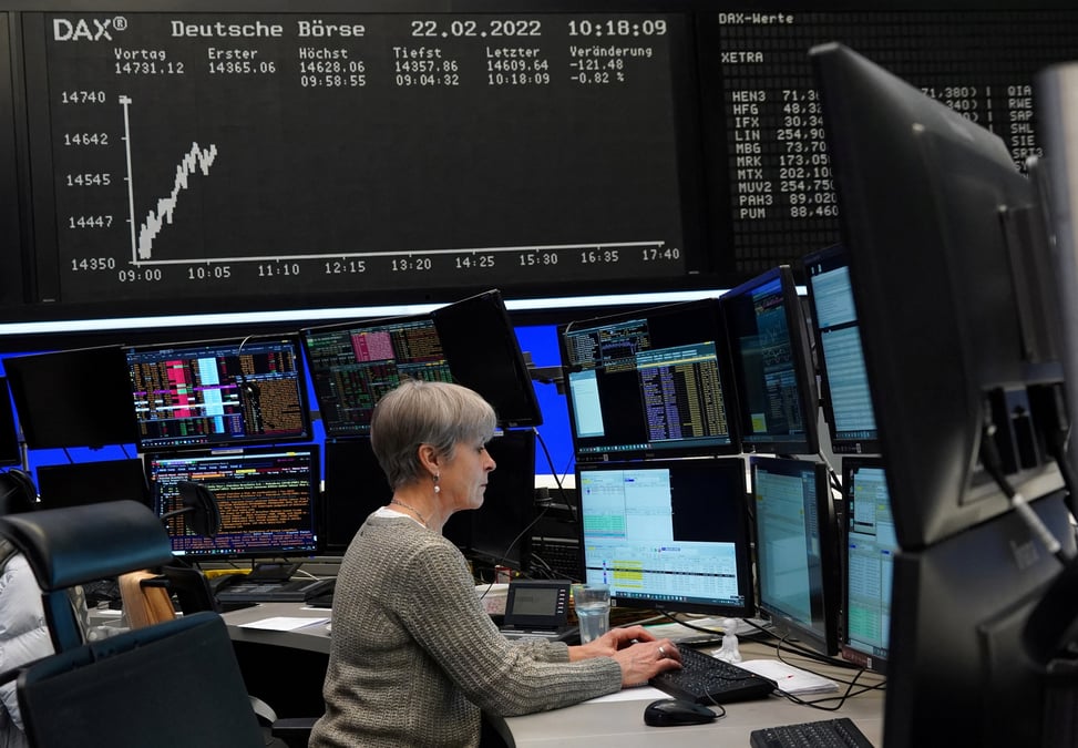 Photo d'archives :  un trader travaille a la bourse de francfort