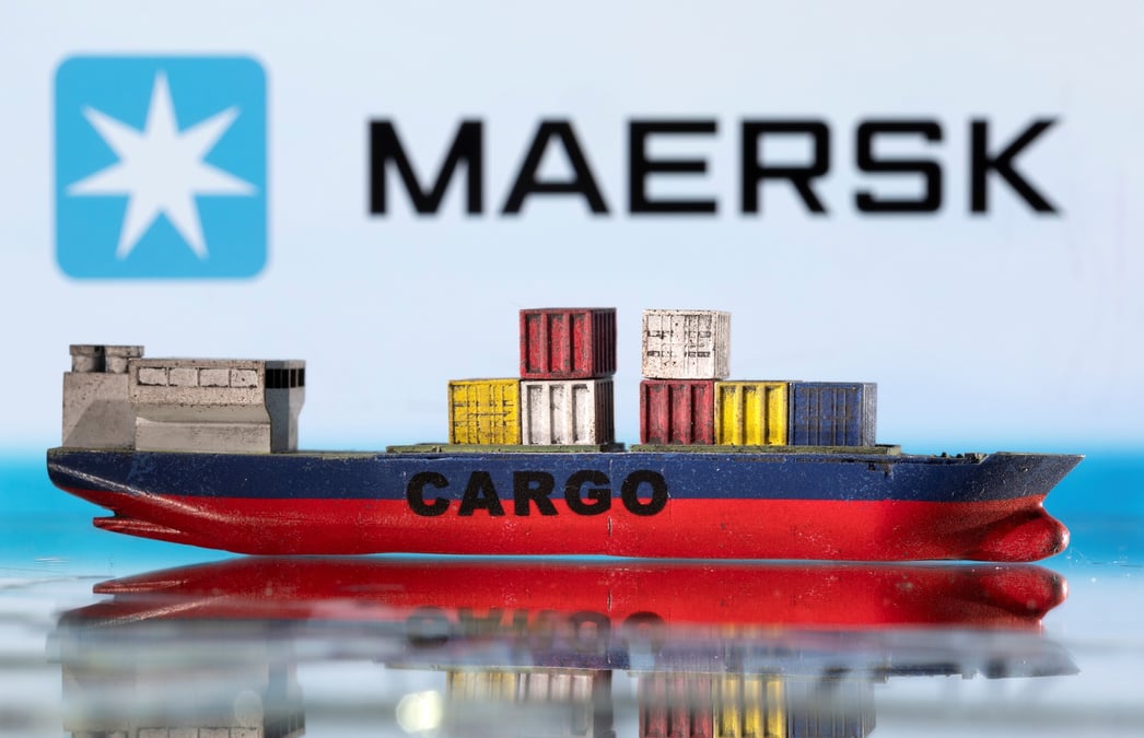 Un modele de porte-conteneurs devant le logo maersk