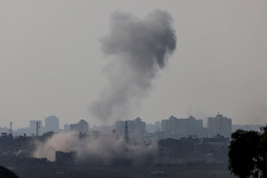 Fumee s'elevant dans la bande de gaza, vue depuis le sud d'israel