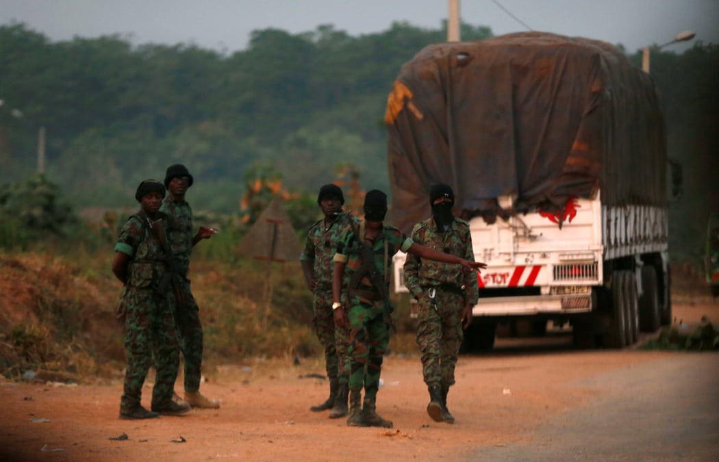 Des gendarmes ivoiriens tirent en l'air dans le port d'abidjan