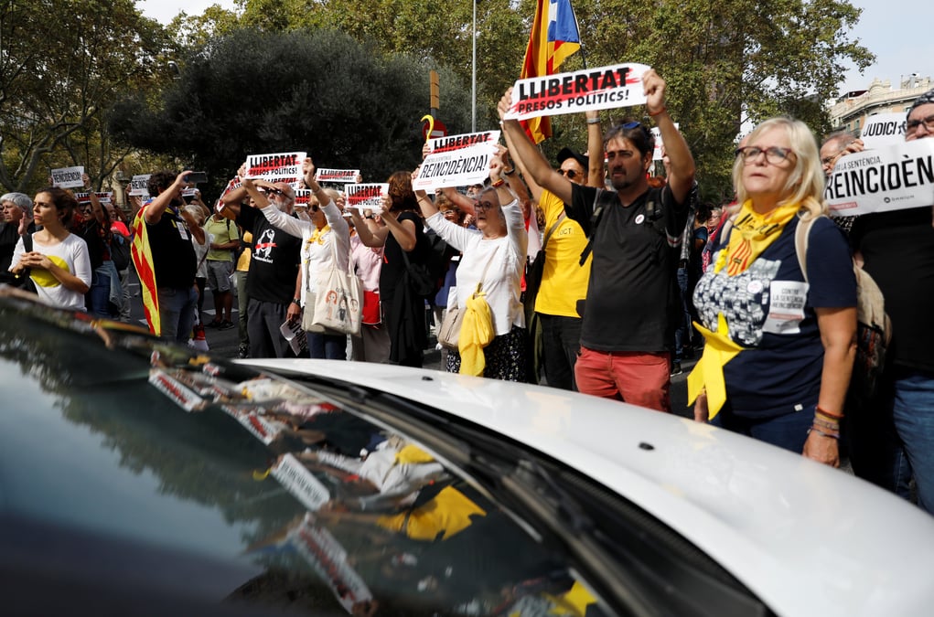 Heurts a barcelone apres la condamnation de dirigeants catalans