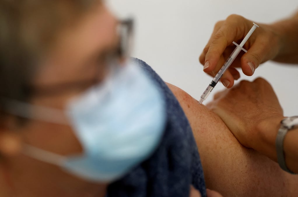 La HAS recommande une vaccination dite réactive aux cas contact, idéalement moins de quatre jours après l'exposition.