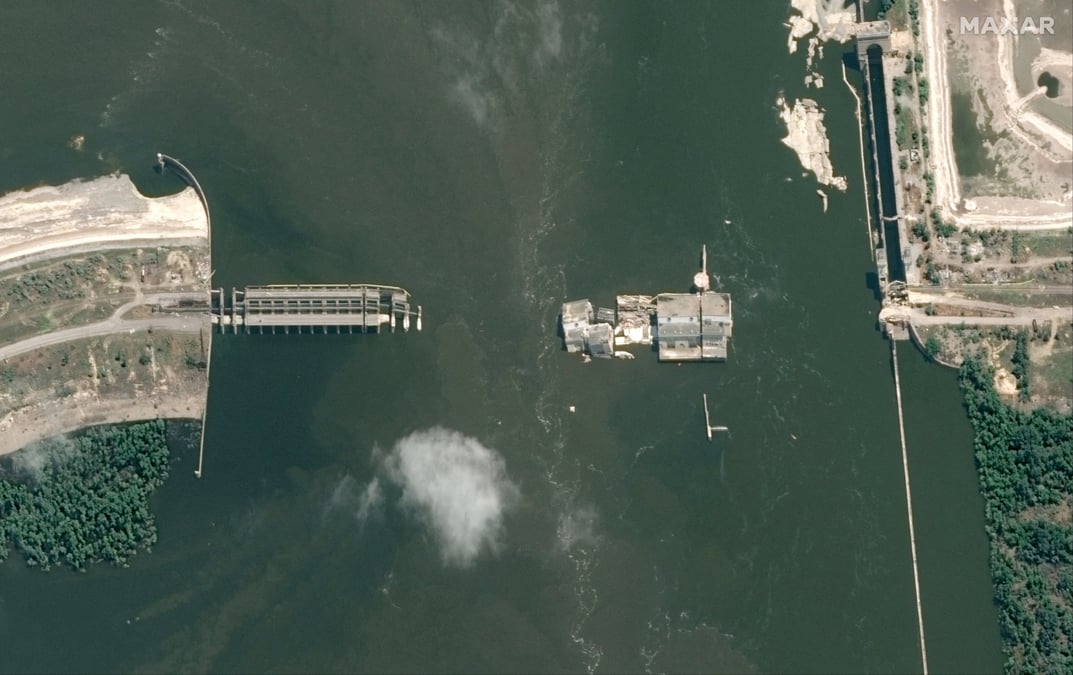 Photo d'archives d'une image satellite qui montre une vue plus rapprochee du barrage de kakhovka apres sa destruction