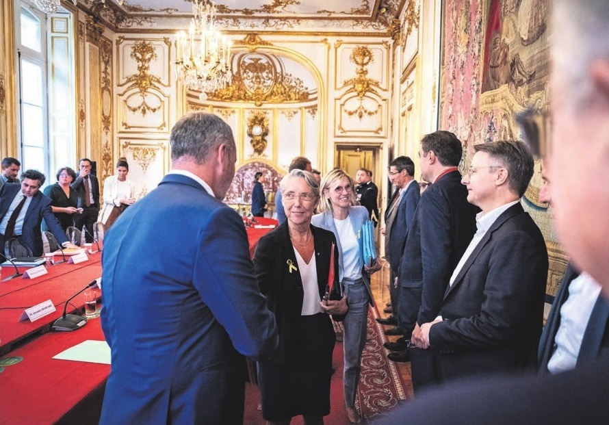 Élisabeth Borne avec une délégation d’industriels à Matignon, le 26 octobre.