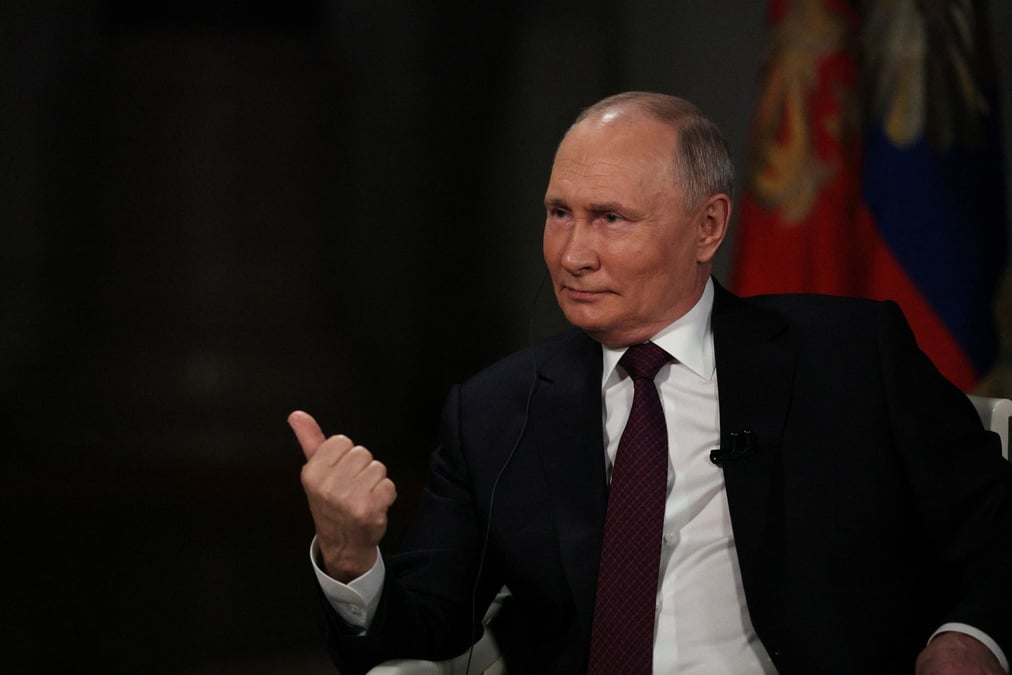 Le president russe vladimir poutine accorde une interview a l'animateur de television americain tucker carlson a moscou
