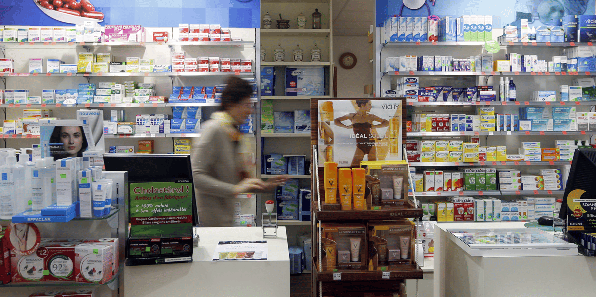 Une pharmacie avec des médicaments à Bordeaux, en septembre 2015