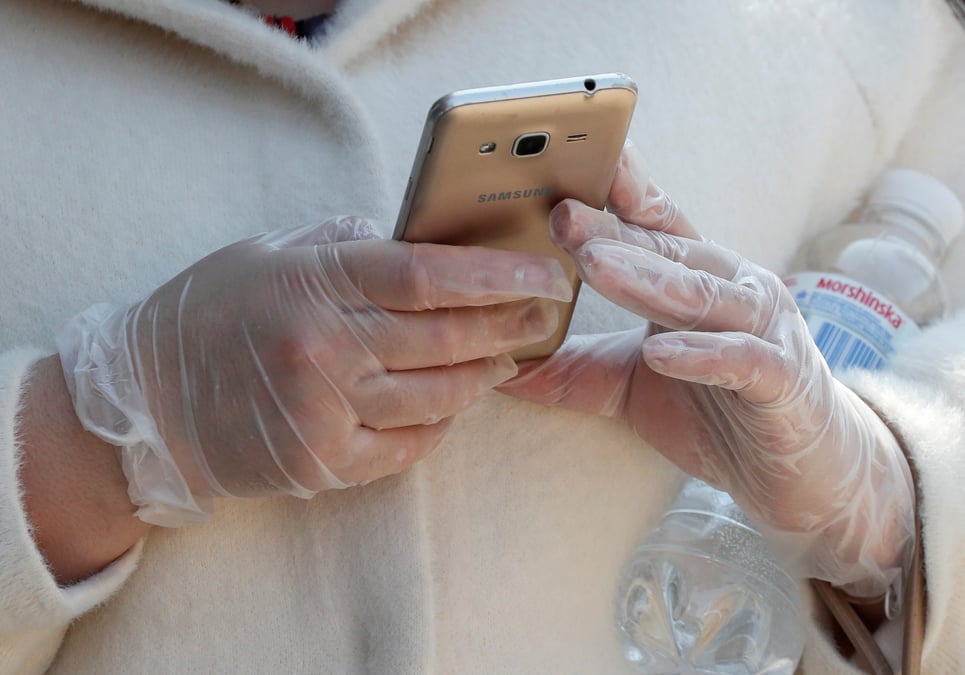 Des smartphones équipés du logiciel iOS d'Apple ou Android de Google pourront ainsi échanger des informations via Bluetooth, afin d'assurer le suivi des contacts humains ("contact tracing") et d'alerter les autres utilisateurs. A partir de mai, les utilisateurs d'appareils iOS et Android seront en mesure de partager des contenus issus d'applications officielles d'autorités de santé publique, téléchargeables depuis les boutiques en ligne des deux groupes.