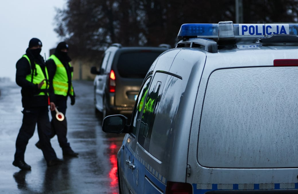 Des policiers apres une explosion a przewodow, un village de l'est de la pologne, pres de la frontiere avec l'ukraine