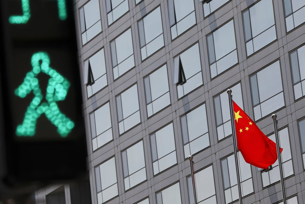 Un drapeau national chinois a l'exterieur du batiment de la china securities regulatory commission (csrc) a pekin
