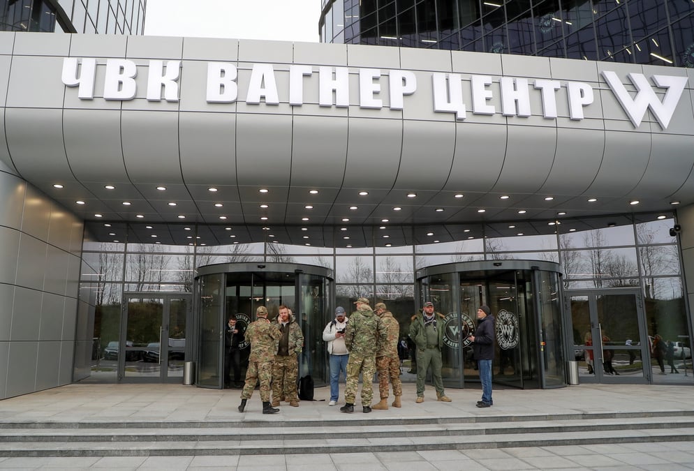 Des gens se rassemblent devant un batiment du groupe wagner a saint-petersbourg, en russie