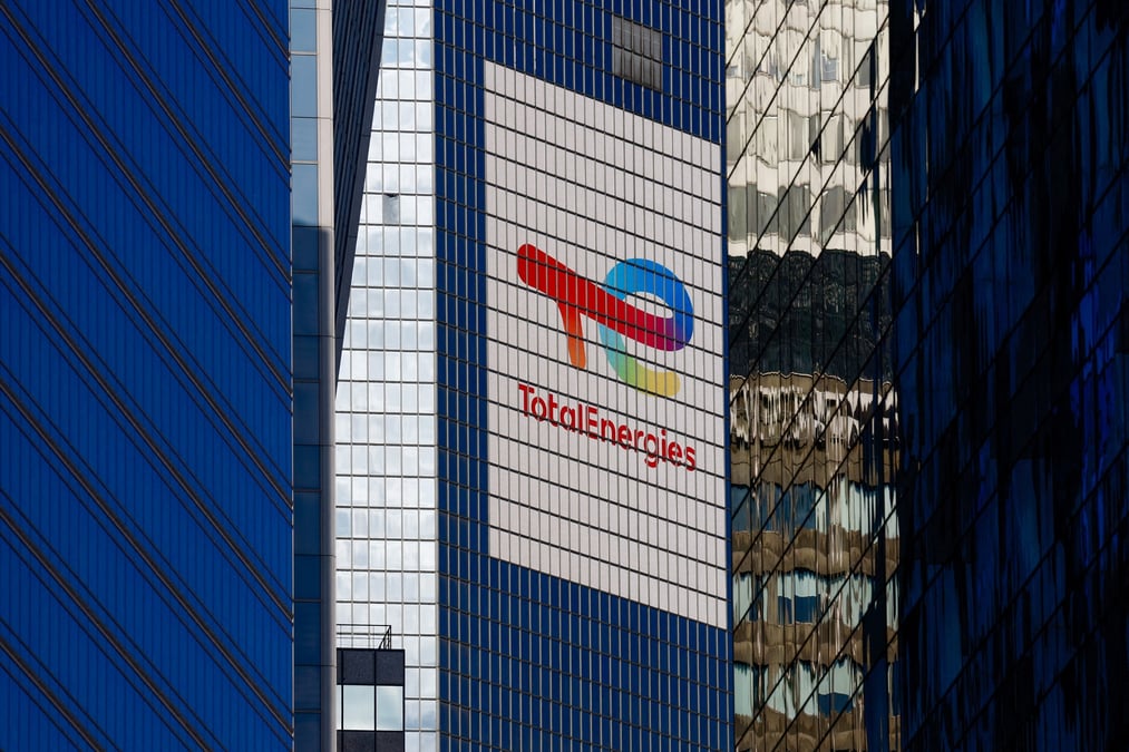Le logo de totalenergies est visible au siege de la societe dans le quartier de la defense
