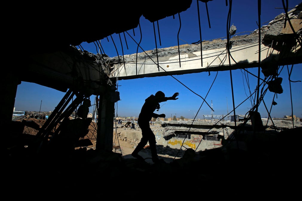 Des enqueteurs travaillent sur l'explosion du 17 mars a mossoul