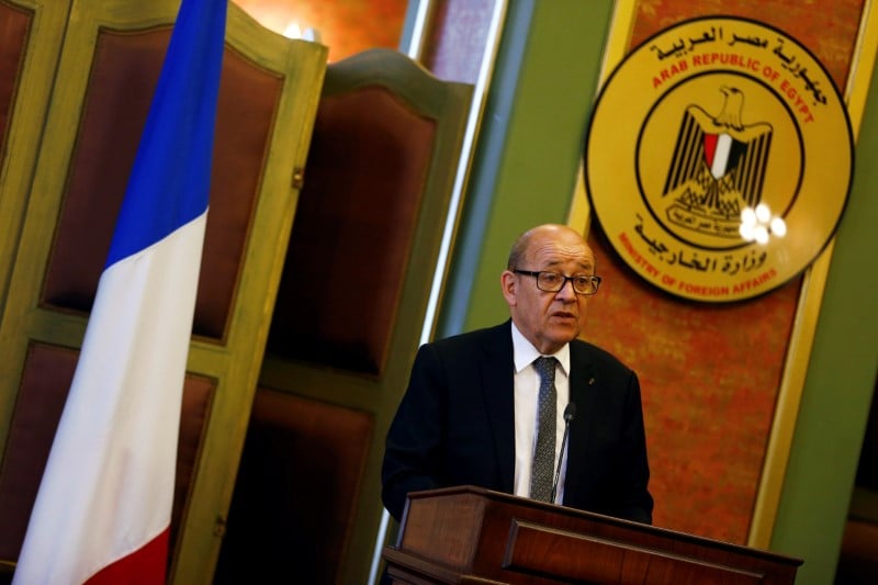 Le drian veut s'assurer le soutien du caire dans le dossier libyen