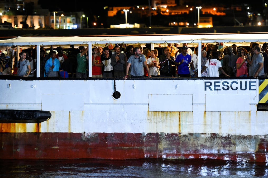 Les migrants a bord de l'open arms ont debarque au port de lampedusa