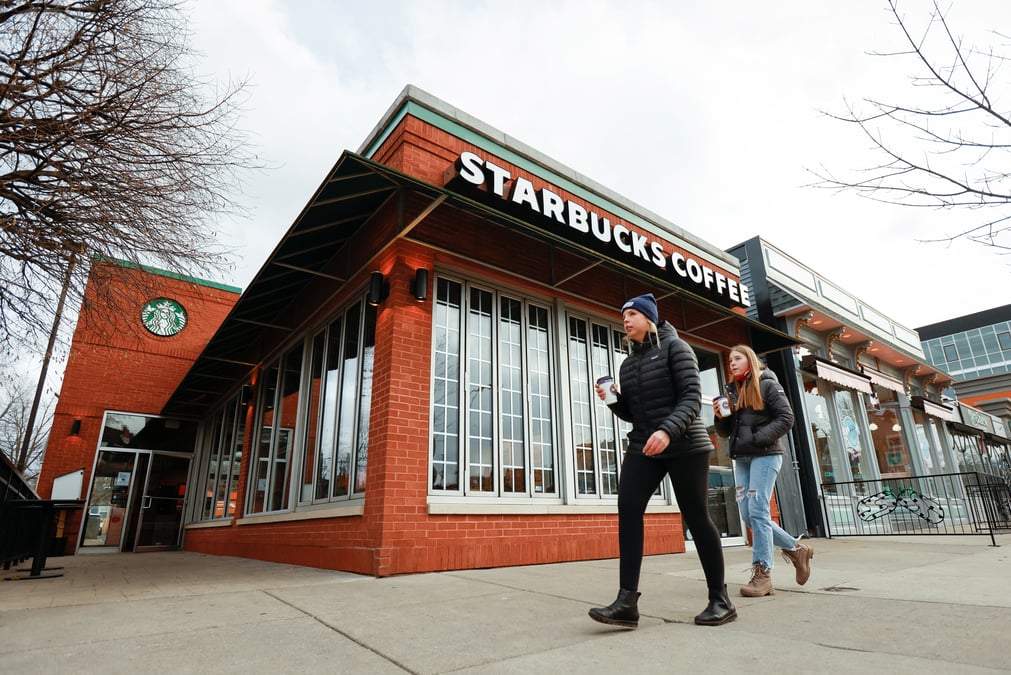 Coronavirus/usa: les employes de starbucks devront etre vaccines ou presenter un test