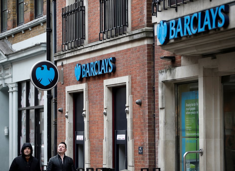 On voit une succursale de la banque barclays a londres