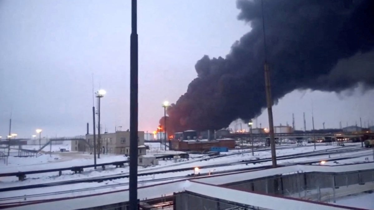 Une raffinerie a riazan, en russie, prend feu apres une attaque de drone ukrainien