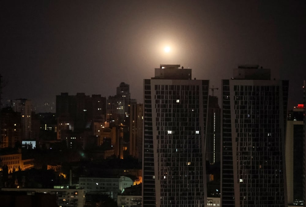 Une explosion est observee dans le ciel lors d'une frappe de missiles et de drones russes a kyiv