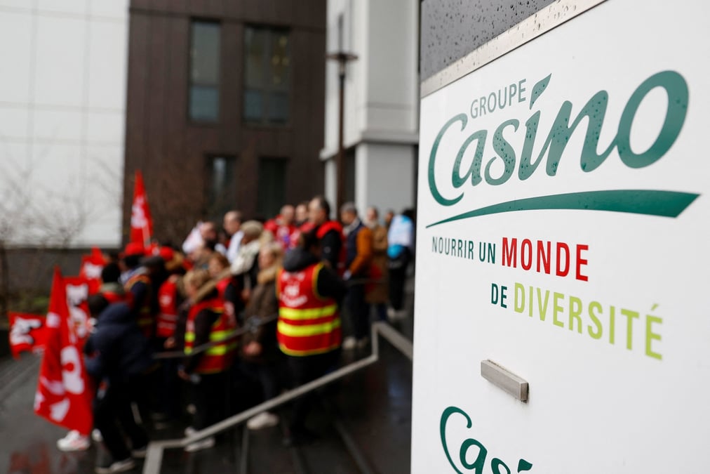 Les employes des casinos manifestent au siege du groupe casino a vitry-sur-seine, pres de paris