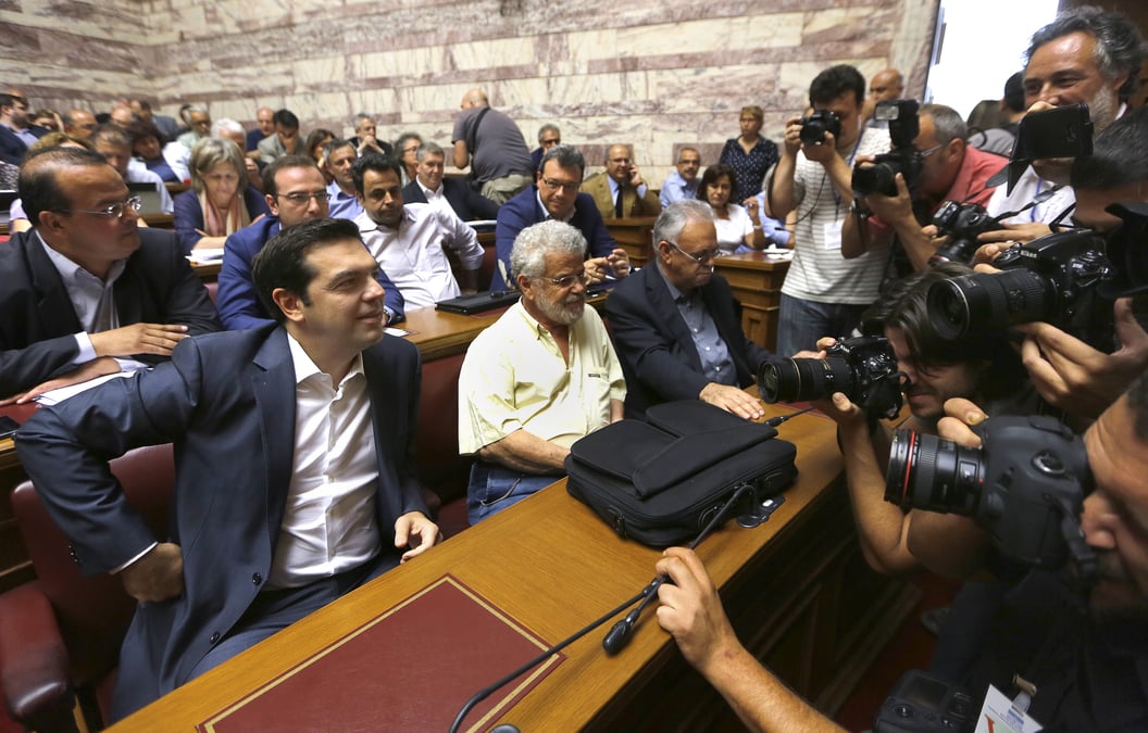 Alexis tsipras peine a convaincre le parlement de voter l'austerite