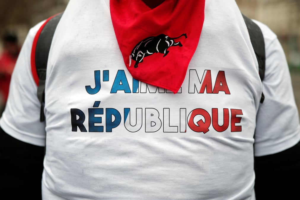 Des milliers de foulards rouges a paris en reponse aux gilets jaunes