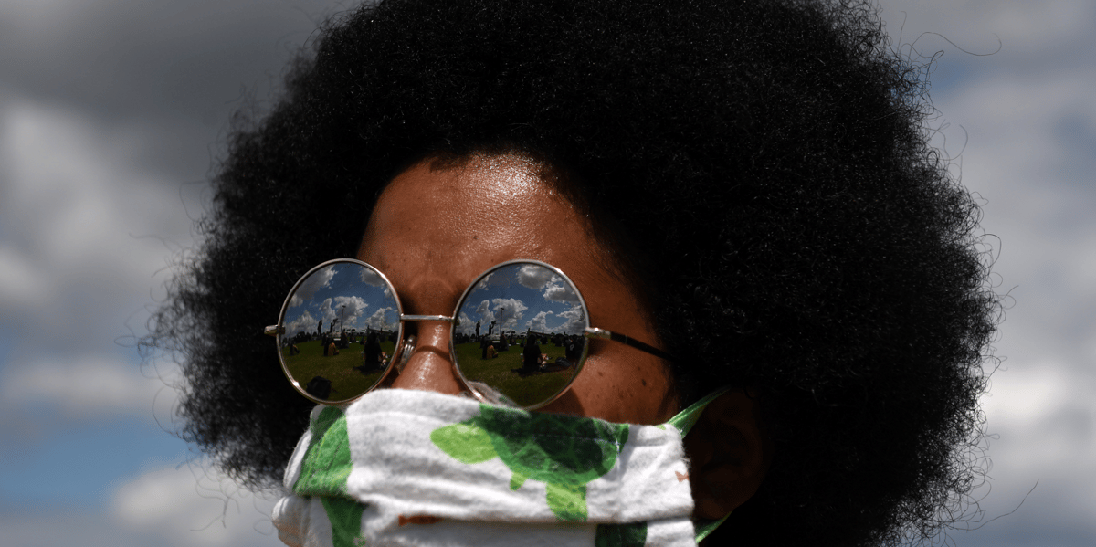 États-Unis : des manifestations sont reflétés dans les verres de lunettes d'une femme durant une manifestation contre les inégalités raciales au Texas