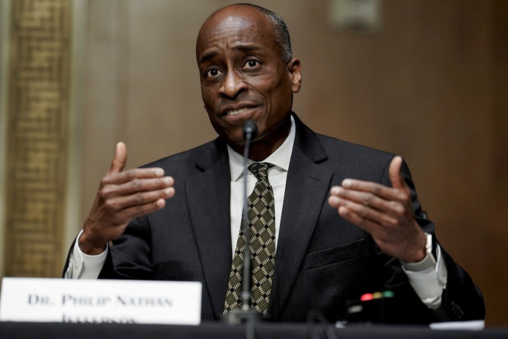 Philip nathan jefferson s'exprimant lors d'une audition de confirmation de la commission senatoriale des banques, du logement et des affaires urbaines