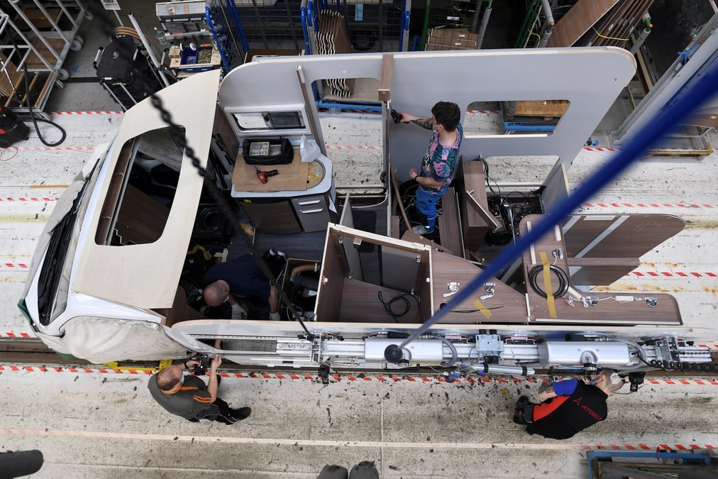 Photo d'archives: des ouvriers assemblent un camping-car dans l'usine de knaus-tabbert ag a jandelsbrunn