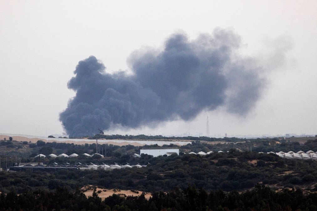 La fumee s'eleve au-dessus de la bande de gaza, vue de la frontiere israelienne avec gaza