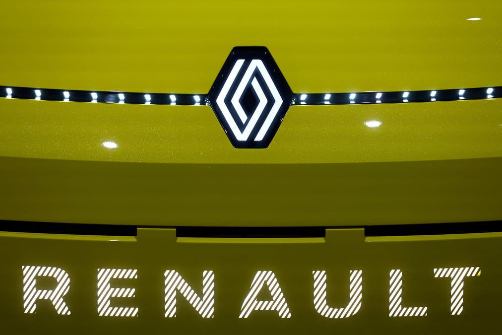 Voiture prototype electrique renault 5 e-tech exposee a paris