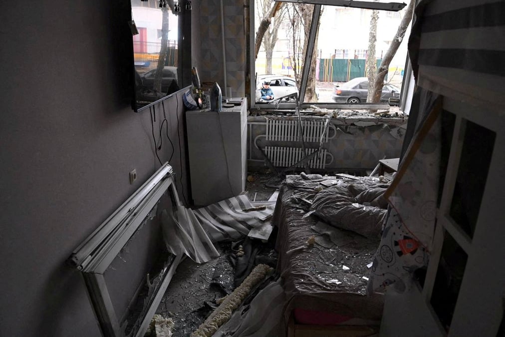 Un appartement endommage apres une attaque de missile ukrainien a belgorod, en russie