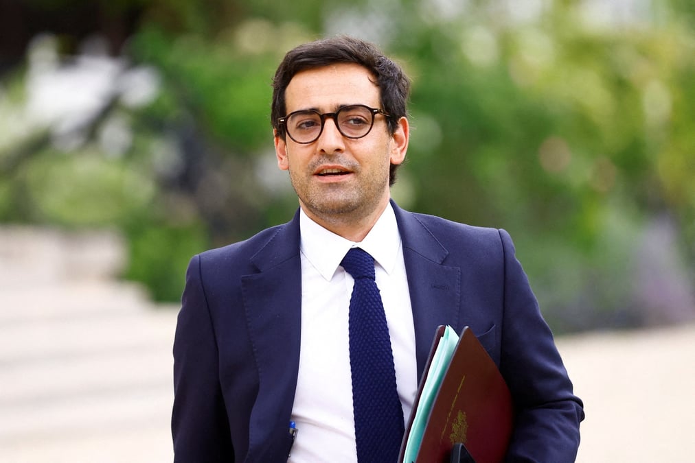 Stephane sejourne devant le palais de l'elysee