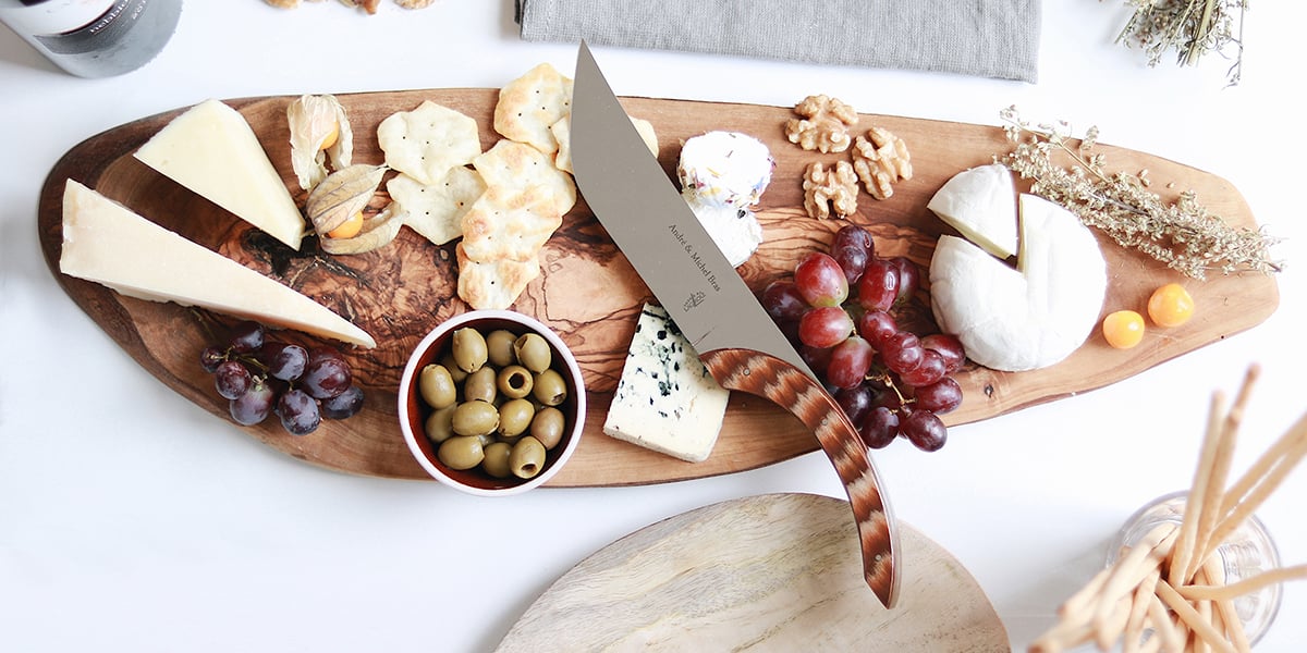 Le couteau à fromage de la forge de Laguiole designé par André et Michel Bras gagne en popularité.