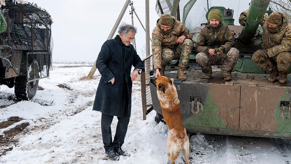 Bernard-Henri Lévy aux côtés de soldats ukrainiens.