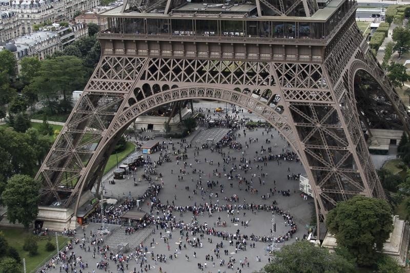 La tour eiffel fermee, le personnel protestant contre des pickpockets