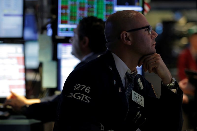 Wall street hesite dans les premiers echanges
