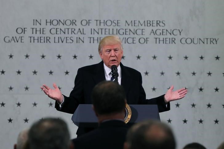 Trump tresse des lauriers a la cia