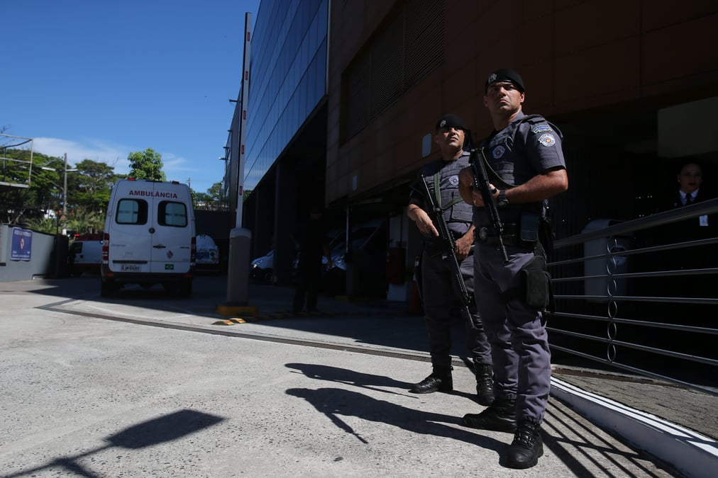Bresil: hospitalisation de bolsonaro apres sa blessure au couteau