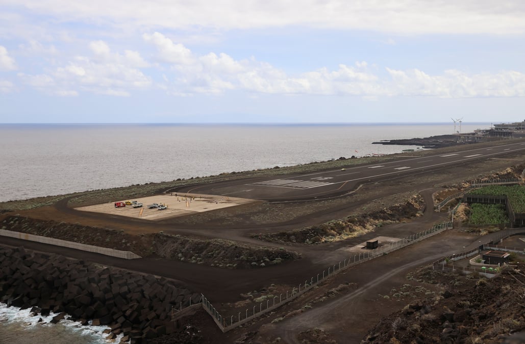L'aeroport de la palma a rouvert, les vols encore annules a cause du volcan