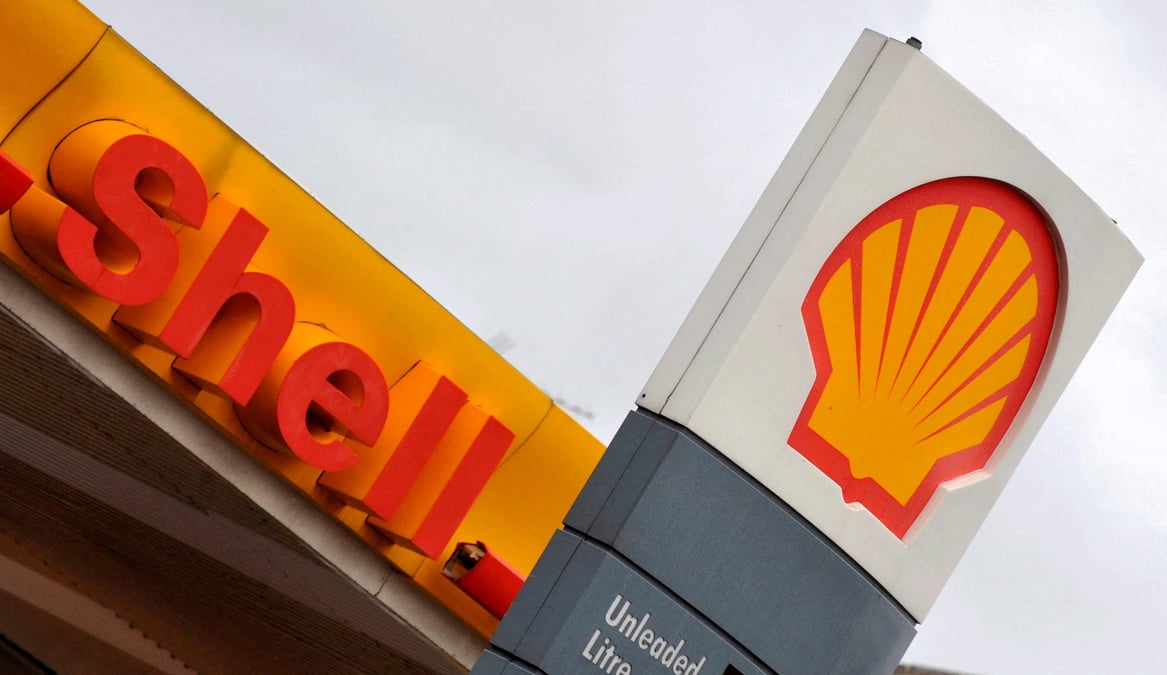 Le logo de royal dutch shell est visible dans une station-service shell a londres