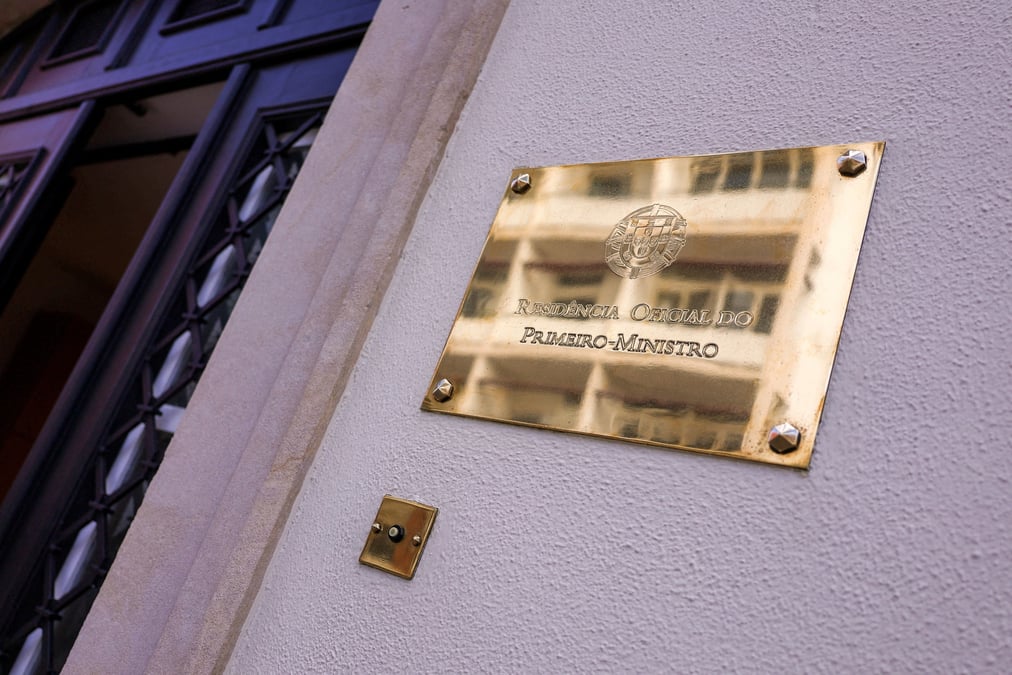 Plaque indiquant la residence officielle du premier ministre portugais au palais sao bento, lisbonne