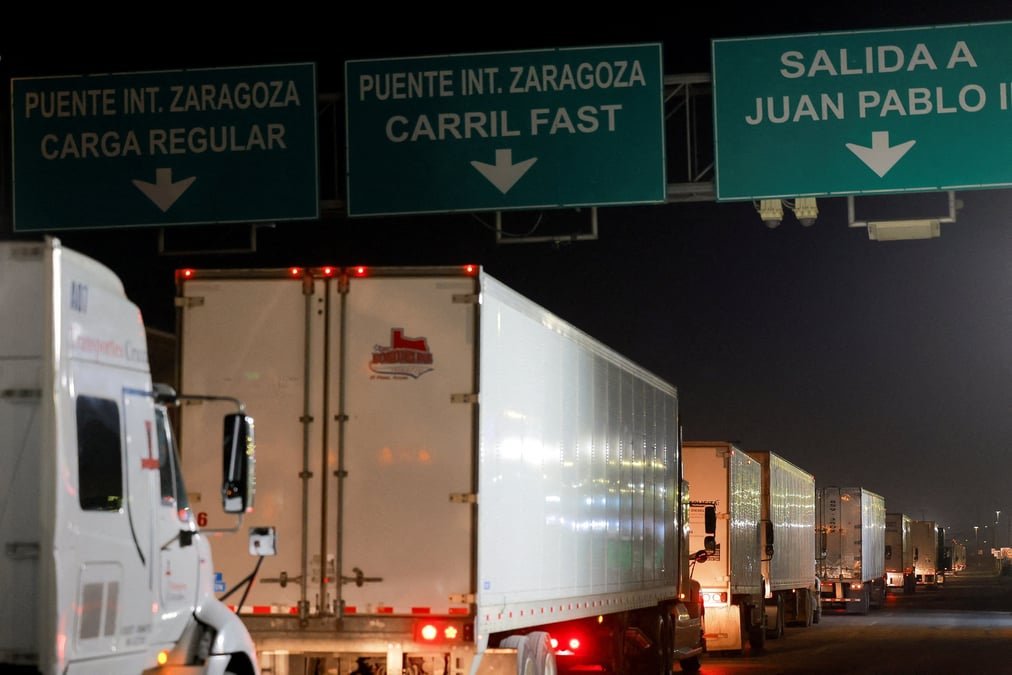 Des camions font la queue pour entrer aux etats-unis au poste-frontiere de zaragoza-ysleta