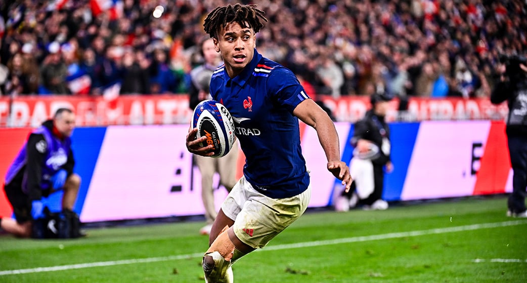 Théo Attissogbe marque son deuxième essai lors du match des Guiness Six Nations 2025 entre la France et le Pays de Galles au Stade de France.