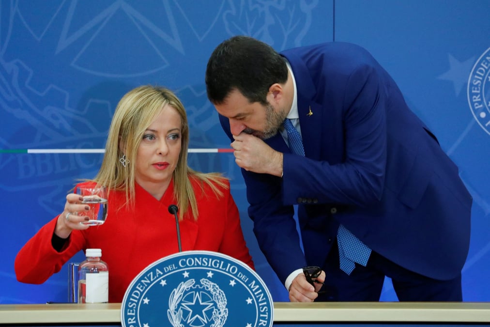 Avec cette taxe exceptionnelle, Giorgia Meloni et Matteo Salvini souhaitent financer des mesures visant à réduire la charge fiscale des ménages et entreprises.