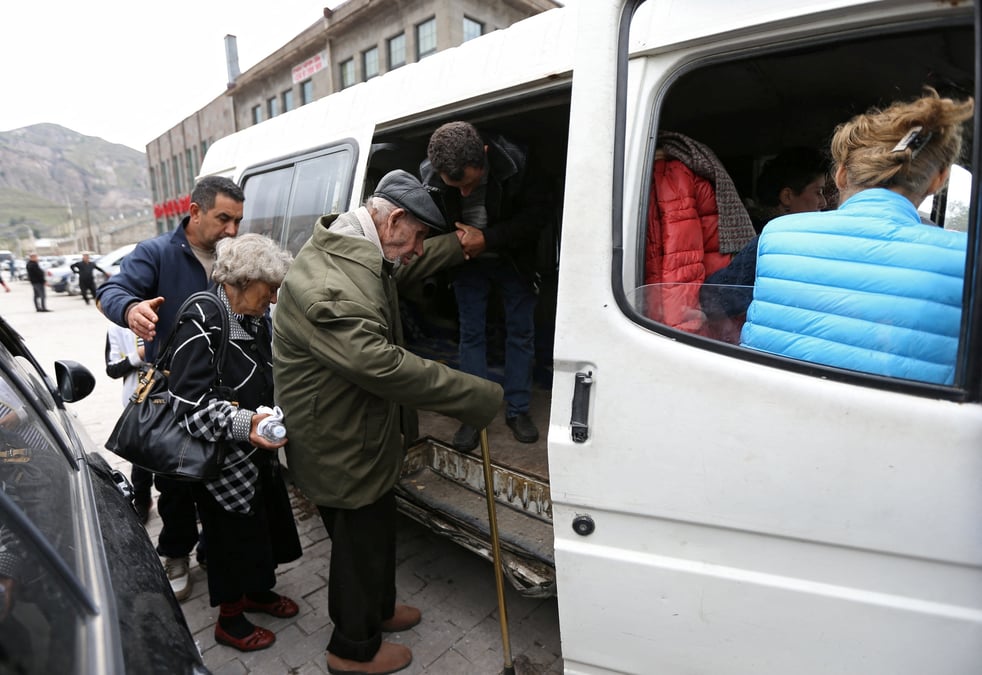 Des refugies du haut-karabakh arrivent dans un centre d'hebergement temporaire